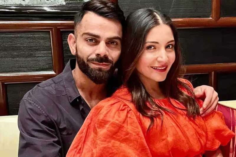 न्यूजीलैंड से हार के बाद विराट कोहली पहुंचे कीर्तन में: अनुष्का ने बांधा समां न्यूजीलैंड से हार के बाद विराट कोहली पहुंचे कीर्तन में: अनुष्का ने बांधा समां