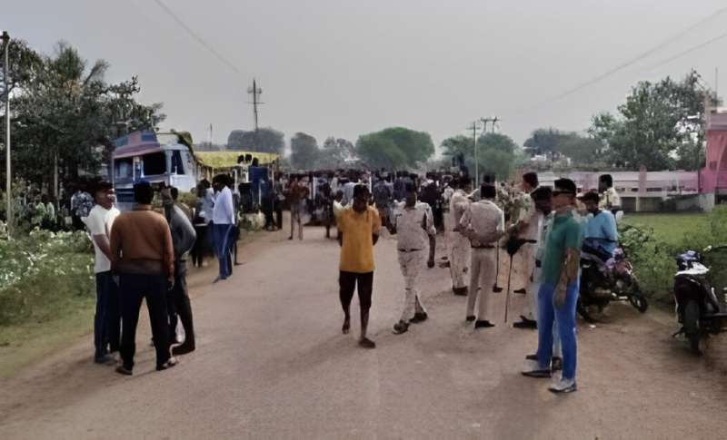 CG में दर्दनाक हादसा : सीमेंट से भरे ट्रक ने बाइक सवार परिवार को कुचला, तीन लोगों की मौके पर ही मौत, 2 साल की मासूम की हालत नाजुक