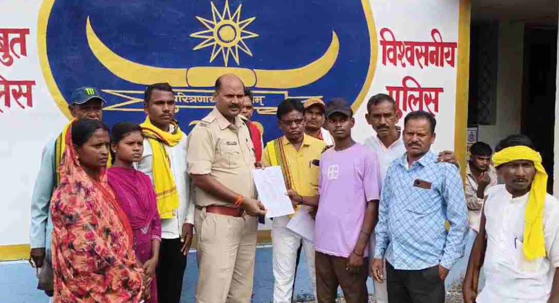 विधायक के बेटे की गिरफ्तार को लेकर आदिवासी समाज ने कलेक्टर से मुलाकात कर कार्रवाई की मांग की विधायक के बेटे की गिरफ्तार को लेकर आदिवासी समाज ने कलेक्टर से मुलाकात कर कार्रवाई की मांग की