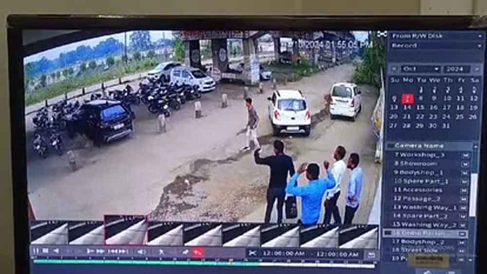 छत्तीसगढ़-जांजगीर चांपा में कार सवार ने चार बाइकों को मारी टक्कर, शोरूम से निकलते ही हादसा छत्तीसगढ़-जांजगीर चांपा में कार सवार ने चार बाइकों को मारी टक्कर, शोरूम से निकलते ही हादसा