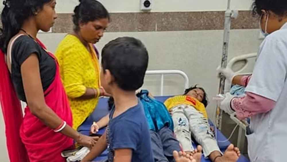 छत्तीसगढ़-कोरबा के कन्या आश्रम पर आदिवासी विकास विभाग सख्त, बच्चियों के चक्कर खाकर गिरने पर माँगा जवाब छत्तीसगढ़-कोरबा के कन्या आश्रम पर आदिवासी विकास विभाग सख्त, बच्चियों के चक्कर खाकर गिरने पर माँगा जवाब