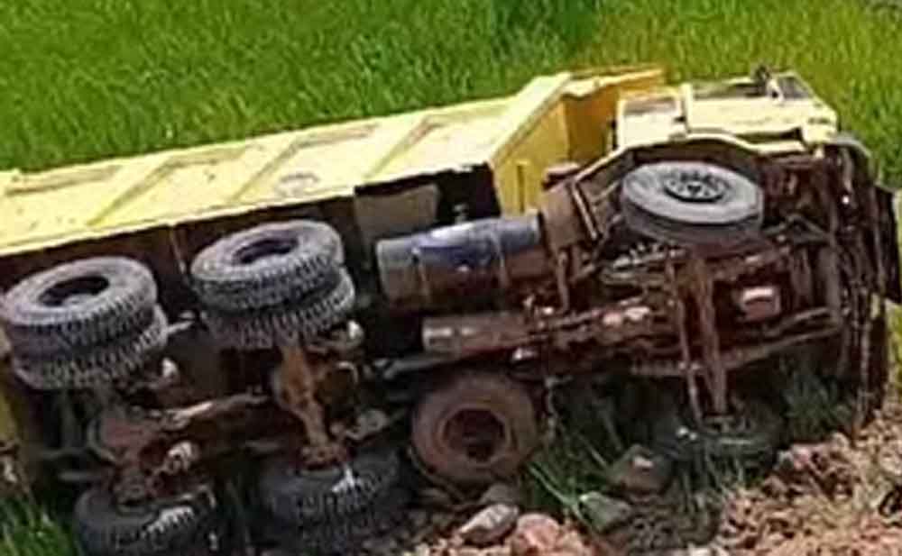 छत्तीसगढ़-रायगढ़ में डंपर पलटने से ड्राइवर की मौत, खेत में काम करते समय हादसा