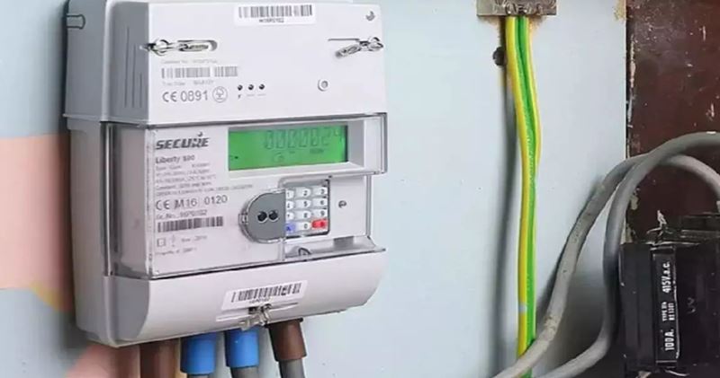 स्मार्ट मीटर लगाने पहुंचे कर्मचारियों से गांव वालों का टकराव, उल्टे पांव लौटे स्टाफ स्मार्ट मीटर लगाने पहुंचे कर्मचारियों से गांव वालों का टकराव, उल्टे पांव लौटे स्टाफ