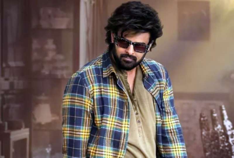 प्रभास के जन्मदिन से पहले फैंस के लिए बड़ा सरप्राइज: राजा साब का नया लुक!