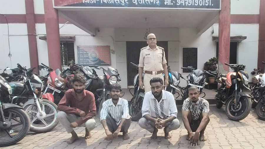 तलवार-चाकू लहराते हुए बर्थडे मानते चार युवकों को पुलिस ने किया गिरफ्तार तलवार-चाकू लहराते हुए बर्थडे मानते चार युवकों को पुलिस ने किया गिरफ्तार