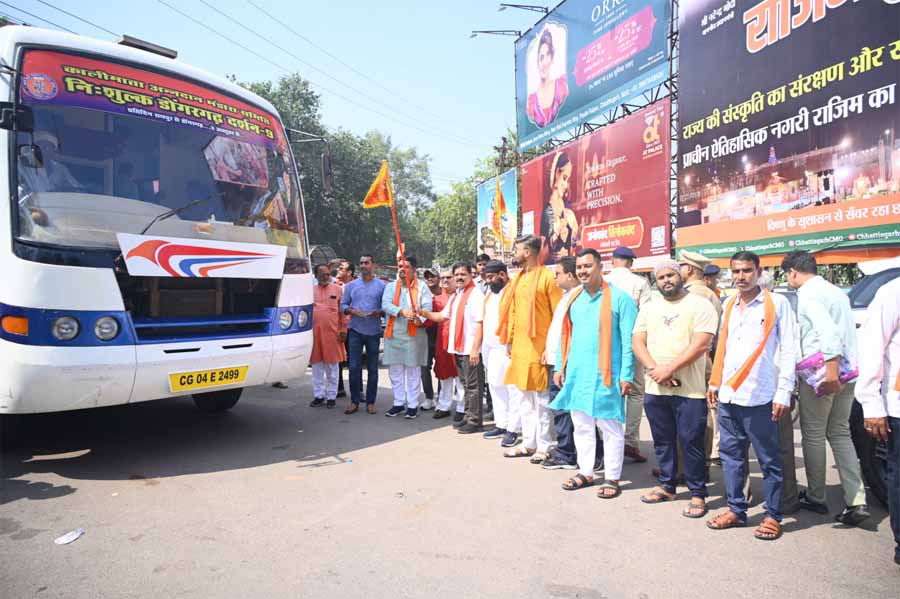 उपमुख्यमंत्री श्री विजय शर्मा ने डोंगरगढ़ मां बम्लेश्वरी के दर्शन के लिए जा रहे श्रद्धालुओं की बस को झंडी दिखाकर किया रवाना