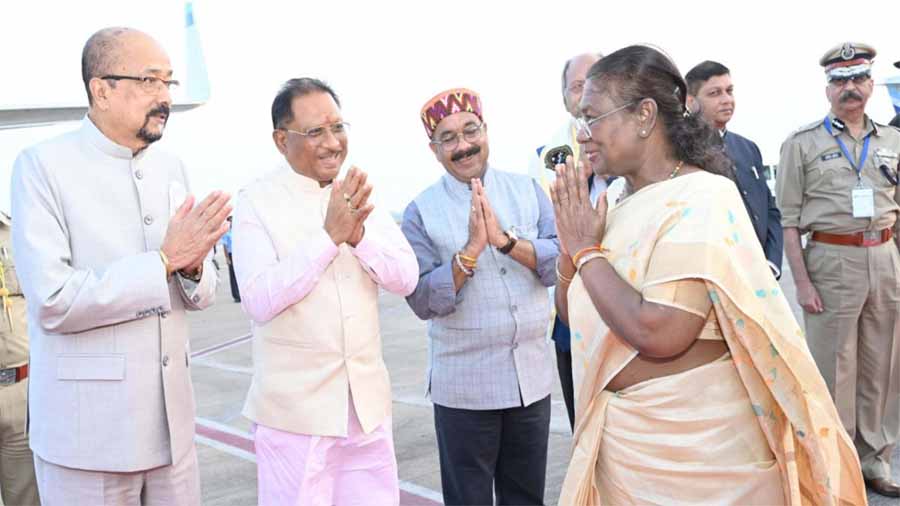 राष्ट्रपति द्रौपदी मुर्मु को एयरपोर्ट पर राज्यपाल डेका और CM साय समेत वरिष्ठ नेताओं नेदी विदाई राष्ट्रपति द्रौपदी मुर्मु को एयरपोर्ट पर राज्यपाल डेका और CM साय समेत वरिष्ठ नेताओं नेदी विदाई