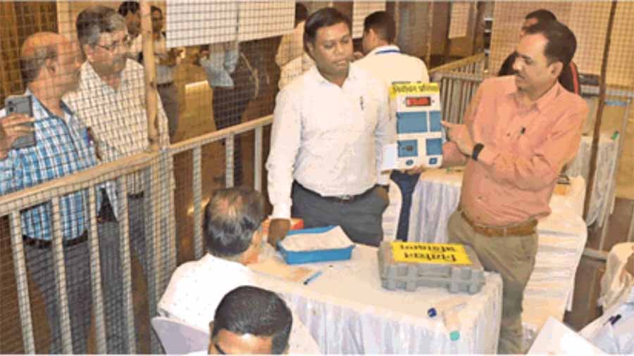 रायपुर के सेजबहार कॉलेज में कल सुबह 8 बजे से 60 कर्मचारी करेंगे वोटों की गिनती रायपुर के सेजबहार कॉलेज में कल सुबह 8 बजे से 60 कर्मचारी करेंगे वोटों की गिनती