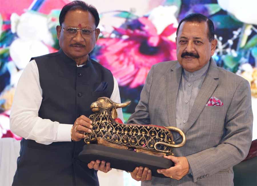 मुख्यमंत्री श्री साय और केन्द्रीय राज्य मंत्री डॉ. जितेन्द्र सिंह ने समापन सत्र को किया सम्बोधित मुख्यमंत्री श्री साय और केन्द्रीय राज्य मंत्री डॉ. जितेन्द्र सिंह ने समापन सत्र को किया सम्बोधित