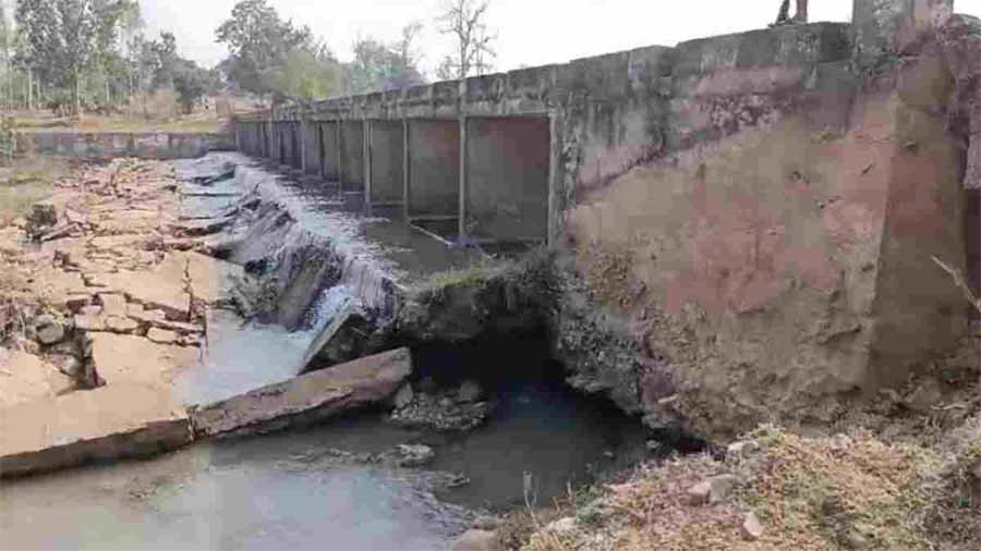 20 साल पहले बना पुल का निचला हिस्सा अब पूरी तरह से क्षतिग्रस्त, नहीं हो रही मरम्मत 20 साल पहले बना पुल का निचला हिस्सा अब पूरी तरह से क्षतिग्रस्त, नहीं हो रही मरम्मत