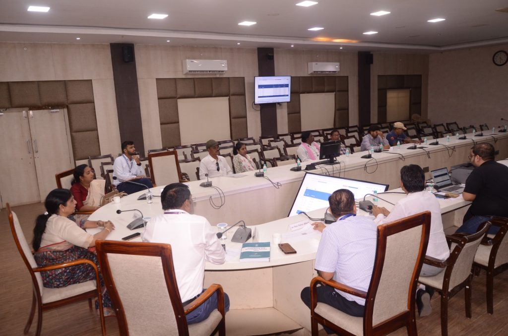 सामान्य प्रेक्षक जी. रेखा रानी के समक्ष ईवीएम एवं वीवी पैट का हुआ द्वितीय रेण्डमाईजेशन