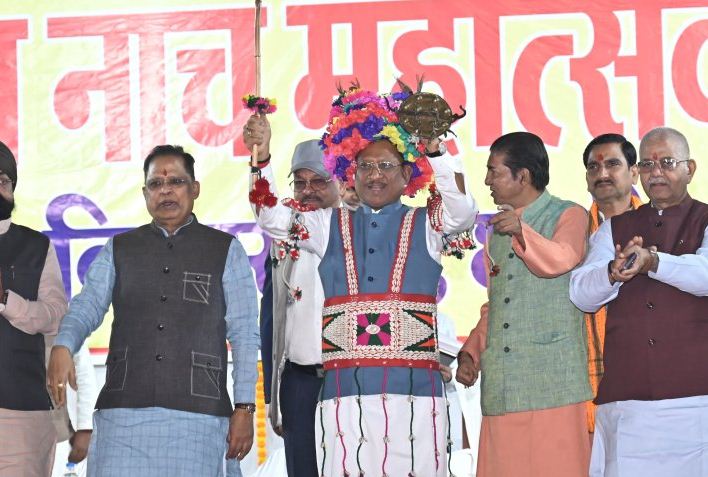 47 वाँ राउत नाचा महोत्सव: गड़वा बाजा की धुन पर दिखा अस्त्र शस्त्र और श्रृंगार का अद्भुत संगम 47 वाँ राउत नाचा महोत्सव: गड़वा बाजा की धुन पर दिखा अस्त्र शस्त्र और श्रृंगार का अद्भुत संगम