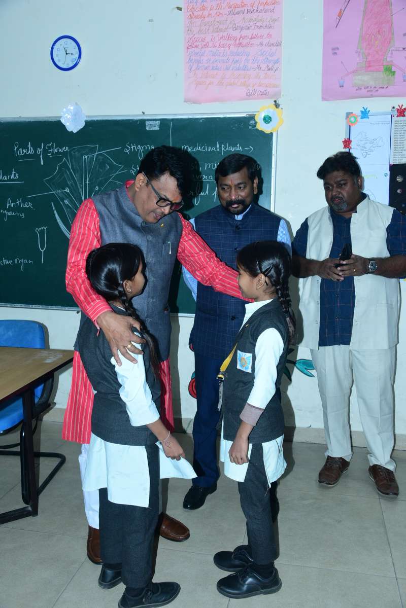 सबको शिक्षित बनाना सरकार की प्राथमिकता : मंत्री चौहान सबको शिक्षित बनाना सरकार की प्राथमिकता : मंत्री चौहान