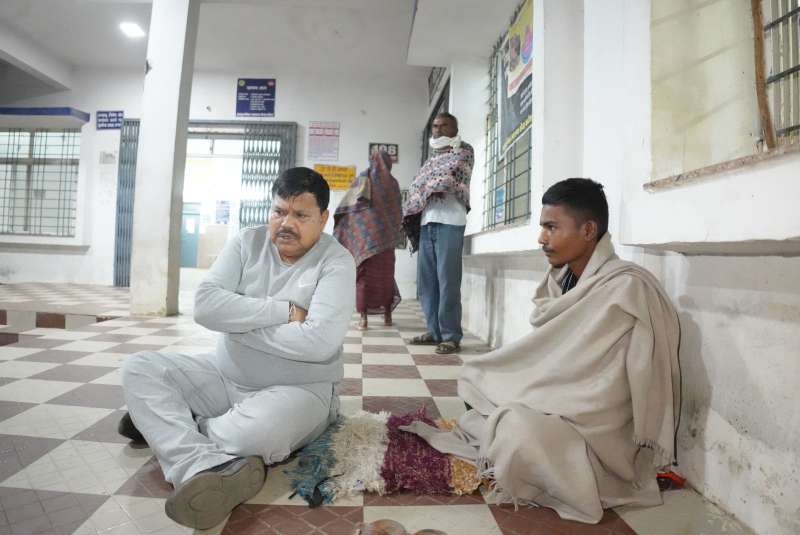 आधी रात करैरा सामुदायिक स्वास्थ्य केन्द्र का निरीक्षण करने पहुंचे प्रभारी मंत्री तोमर