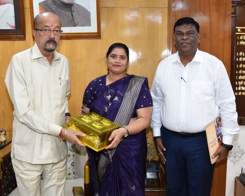 राज्यपाल डेका को छत्तीसगढ़ राज्य बाल अधिकार संरक्षण आयोग के सदस्य ने वार्षिक रिपोर्ट सौंपी