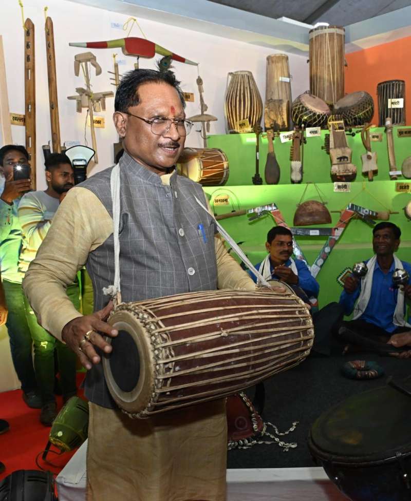 मांदर बजाते हुए कलाकारों के साथ थिरके मुख्यमंत्री साय