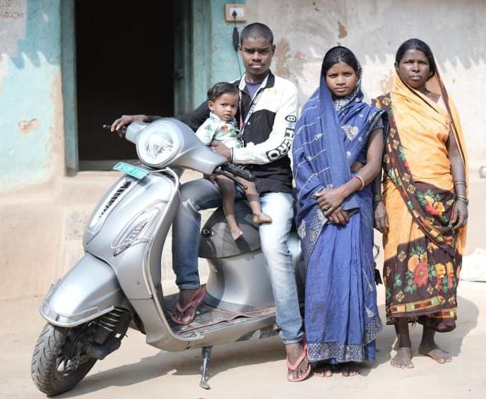 जब से पहाड़ी कोरवा भोलाराम ने खरीदी स्कूटी,समय पर पहुंच पाता है ड्यूटी जब से पहाड़ी कोरवा भोलाराम ने खरीदी स्कूटी,समय पर पहुंच पाता है ड्यूटी