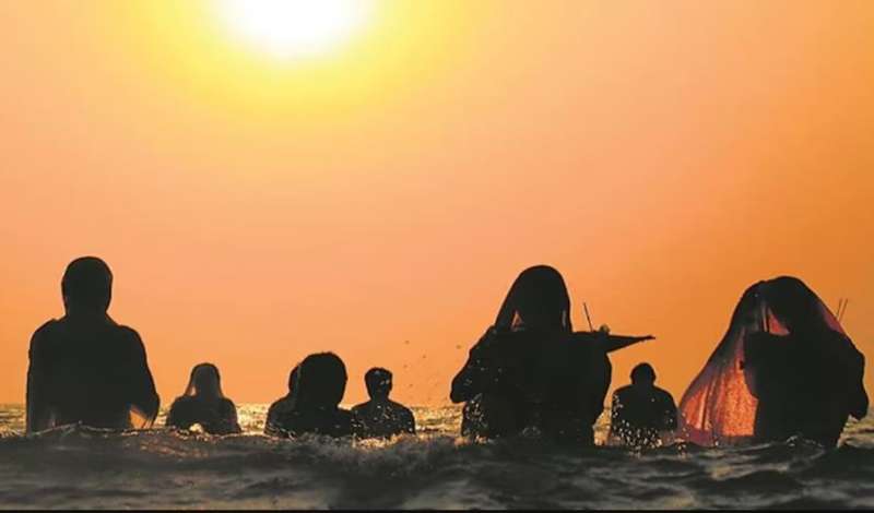 दिल्ली के छठ घाटों पर डूबते सूर्य को अर्घ्य देंगे श्रद्धालु