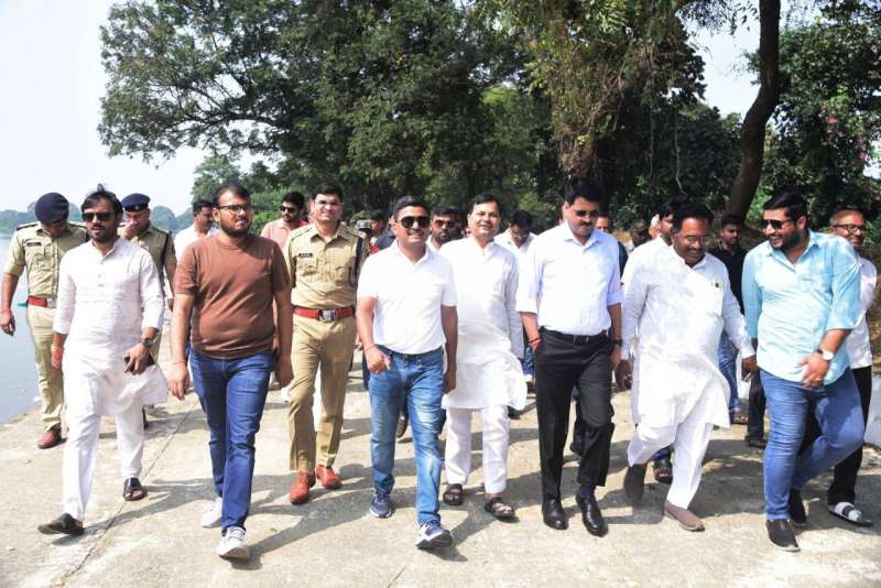 कलेक्टर-एसपी ने लिया छठ घाट की तैयारियों का जायजा कलेक्टर-एसपी ने लिया छठ घाट की तैयारियों का जायजा
