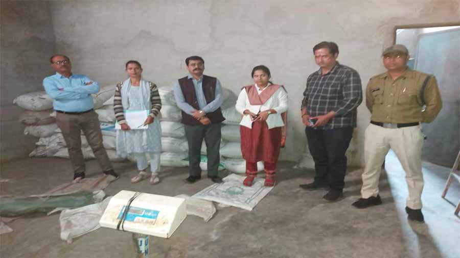 अवैध धान के परिवहन एवं भंडारण करने वाले के विरुद्ध छापामार कार्रवाई अवैध धान के परिवहन एवं भंडारण करने वाले के विरुद्ध छापामार कार्रवाई