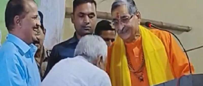 नीतीश कुमार ने मोदी के बाद दूसरे बीजेपी नेता सिन्हा के पैर छूकर चौंकाया नीतीश कुमार ने मोदी के बाद दूसरे बीजेपी नेता सिन्हा के पैर छूकर चौंकाया