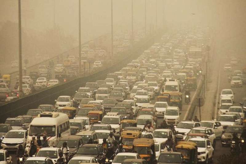 दिल्ली में जहरीली धुंध छाई, AQI में मामूली सुधार; NCR की हवा साफ बनी हुई है