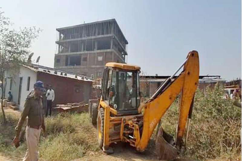 बिल्डिंग गिराने गई निगम की टीम खाली हाथ लौटी, निर्माण के दौरान एक मजदूर की हो गई थी मौत बिल्डिंग गिराने गई निगम की टीम खाली हाथ लौटी, निर्माण के दौरान एक मजदूर की हो गई थी मौत