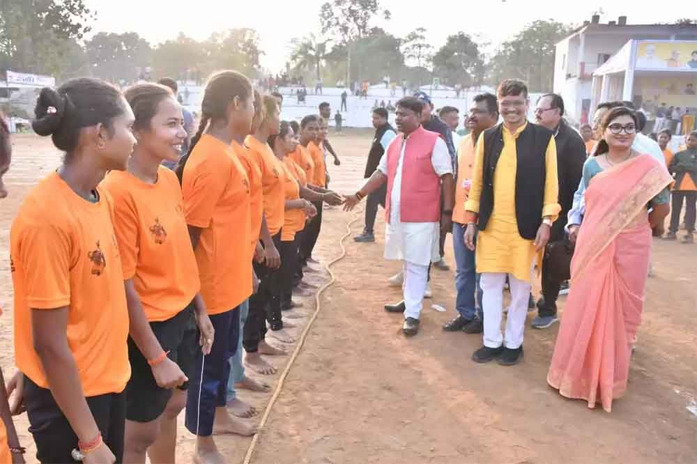 छत्तीसगढ़-बीजापुर में जिला स्तरीय बस्तर ओलंपिक संपन्न, पूर्व मंत्री गागड़ा ने खिलाड़ियों का बढ़ाया हौसला छत्तीसगढ़-बीजापुर में जिला स्तरीय बस्तर ओलंपिक संपन्न, पूर्व मंत्री गागड़ा ने खिलाड़ियों का बढ़ाया हौसला