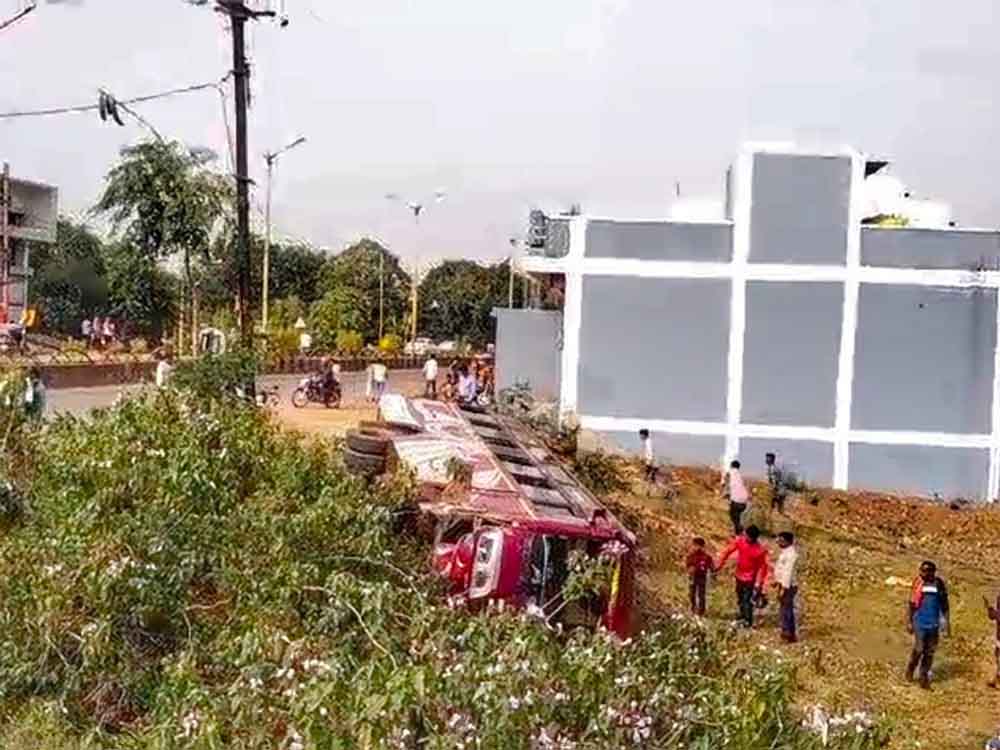 छत्तीसगढ़-बालोद में रेलिंग से टकराकर बस पलटी, दर्जनभर यात्री घायल और 12 नाजुक