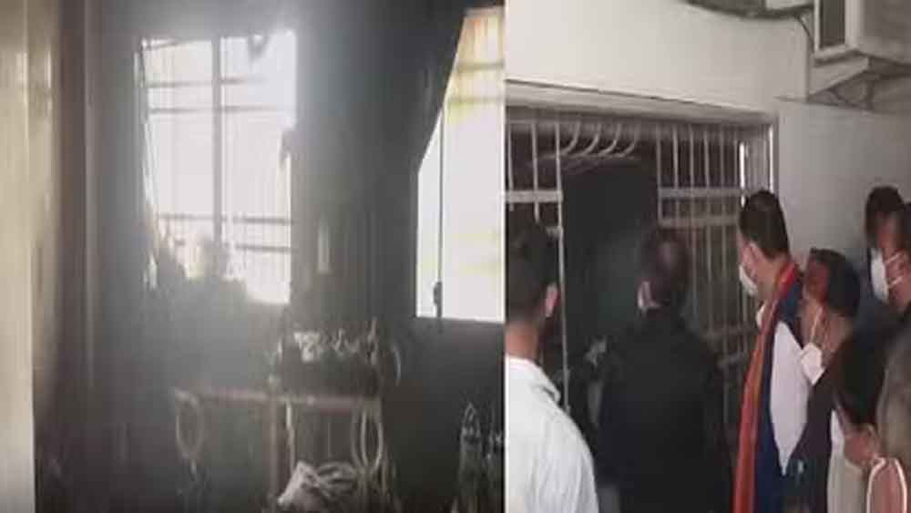 छत्तीसगढ़-रायपुर में मेकाहारा अस्पताल की ओटी में लगी आग, डॉक्टर बेहोश और मरीज को खिड़की काटकर निकाला छत्तीसगढ़-रायपुर में मेकाहारा अस्पताल की ओटी में लगी आग, डॉक्टर बेहोश और मरीज को खिड़की काटकर निकाला