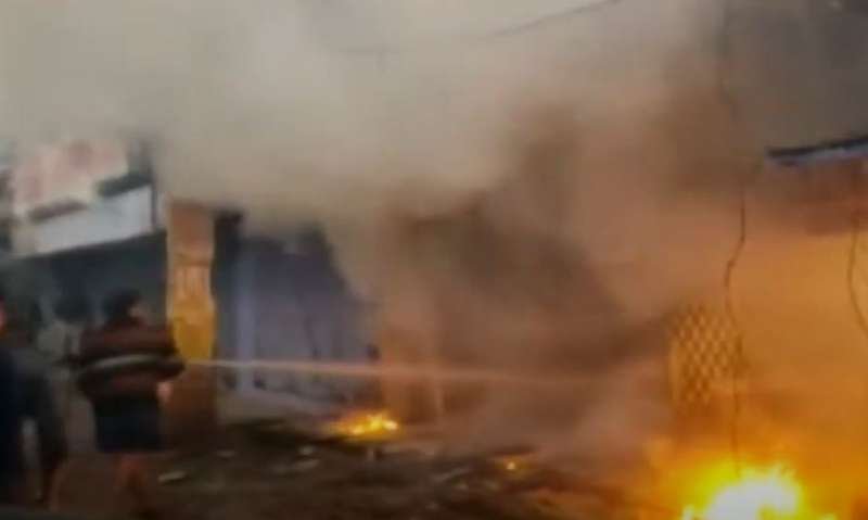 बिहटा सोनार मंडी में आग लगने से तीन दुकानें जलकर खाक, 15-20 लाख का नुकसान बिहटा सोनार मंडी में आग लगने से तीन दुकानें जलकर खाक, 15-20 लाख का नुकसान