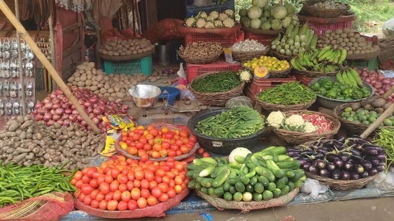 महंगाई की मार से रसोई पर असर, सब्जियों के दाम बढ़ने से 20% महंगा हुआ खाना महंगाई की मार से रसोई पर असर, सब्जियों के दाम बढ़ने से 20% महंगा हुआ खाना