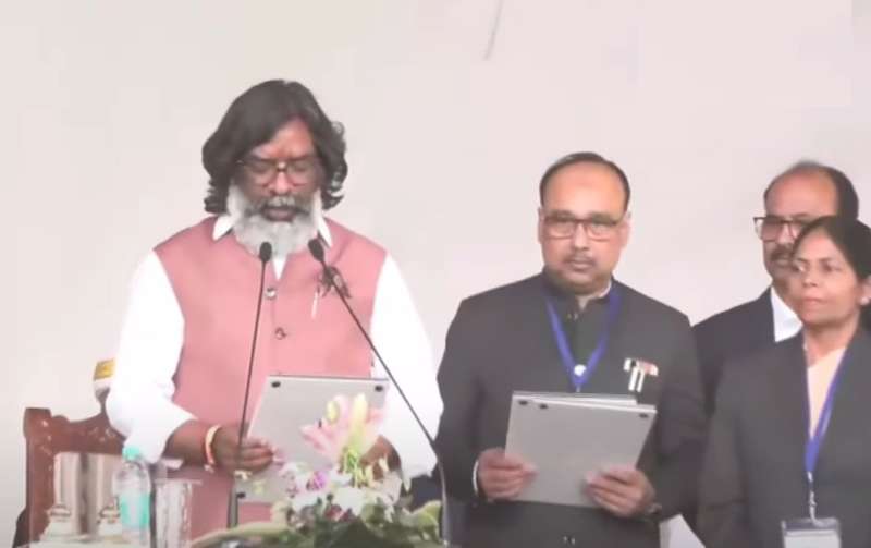 हेमंत सोरेन ने झारखंड के मुख्यमंत्री के रूप में चौथी बार ली शपथ हेमंत सोरेन ने झारखंड के मुख्यमंत्री के रूप में चौथी बार ली शपथ