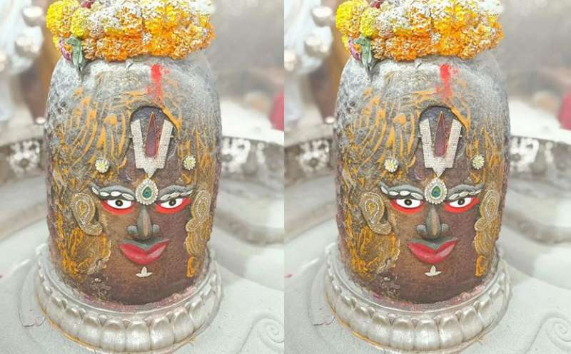 भस्म आरती के दौरान मोर पंखों से सजे बाबा महाकाल, भक्तों ने लिया दिव्य आशीर्वाद