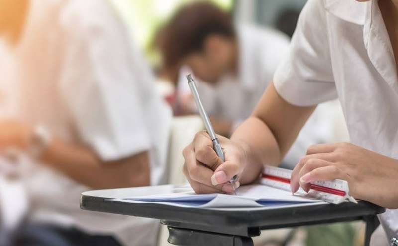 जींस पहनकर पहुंचे छात्रों को परीक्षा से रोका, बिहार के इंटर कॉलेज में हंगामा