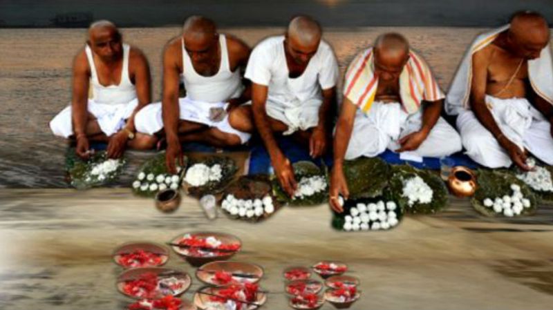 नाराज हैं पितृ तो ऐसे करें खुश, पिंडदान के बराबर मिलेगा फल, धन-संपत्ति की लग जाएगी भरमार! नाराज हैं पितृ तो ऐसे करें खुश, पिंडदान के बराबर मिलेगा फल, धन-संपत्ति की लग जाएगी भरमार!