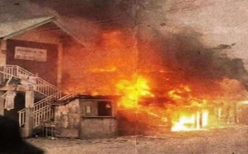 मणिपुर में उग्र भीड़ का तांडव, भाजपा मंत्री समेत चार विधायकों के जलाए घर मणिपुर में उग्र भीड़ का तांडव, भाजपा मंत्री समेत चार विधायकों के जलाए घर