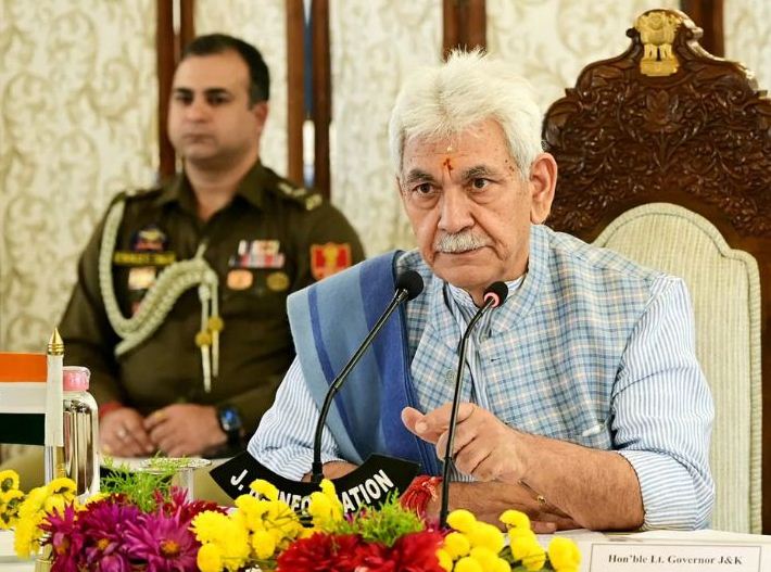 एलजी मनोज सिन्हा ने एनसी-कांग्रेस पर लगाए दोहरा चरित्र अपनाने के आरोप