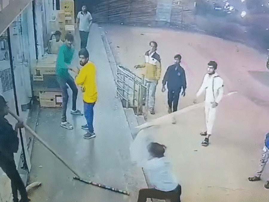 रायपुर के न्यू राजेंद्र नगर में युवक पर बदमाशों का हमला, सामने आया वीडियो रायपुर के न्यू राजेंद्र नगर में युवक पर बदमाशों का हमला, सामने आया वीडियो