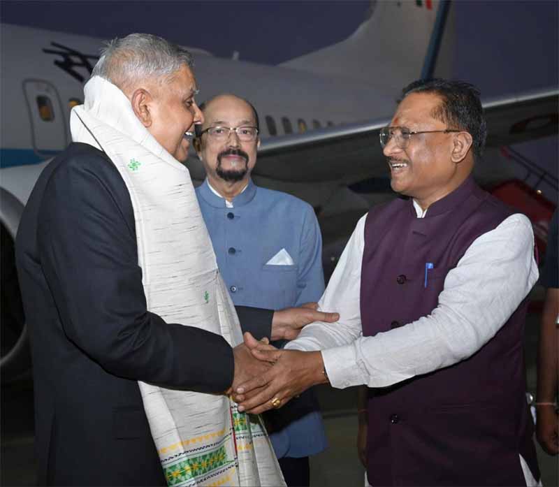 उपराष्ट्रपति धनखड़ का रायपुर पहुंचने पर आत्मीय स्वागत
