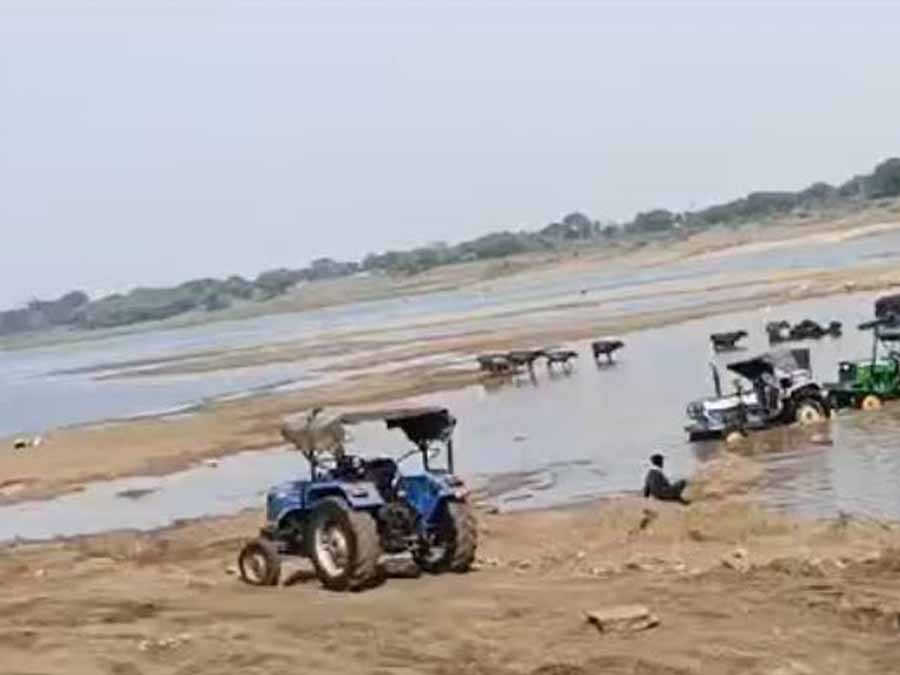 मुंगेली में मनियारी नदी से दिनदहाड़े हो रहा रेत का अवैध उत्खनन