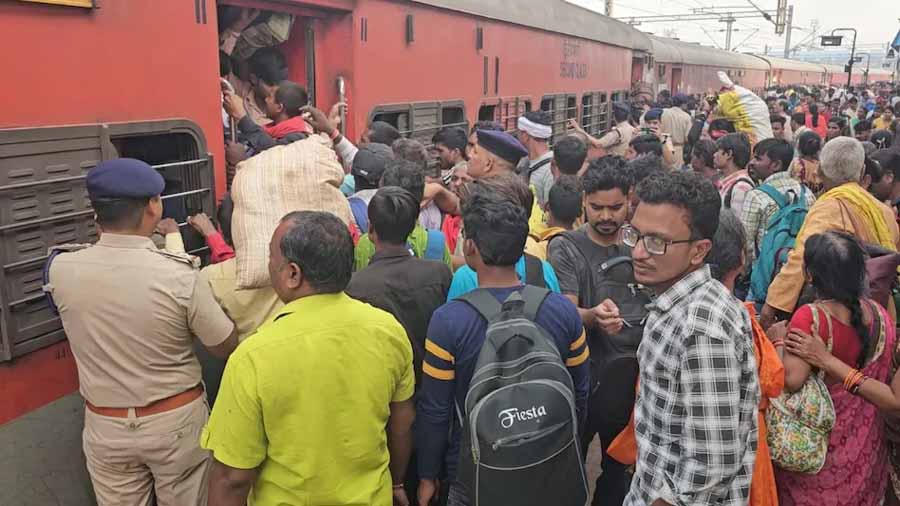 ट्रेनों के जनरल डिब्बे में यात्रियों के लिए पैर रखने की जगह नहीं, दरवाजे के ऊपर बैठकर यात्रा करने को मजबूर यात्री