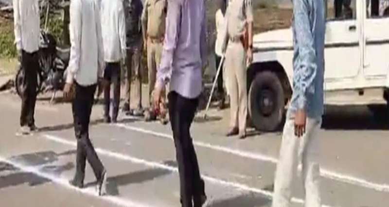 शराबियों की पहचान का नायाब तरीका: पुलिस ने चूने की लाइन पर करवाया ‘रोड वॉक’ शराबियों की पहचान का नायाब तरीका: पुलिस ने चूने की लाइन पर करवाया ‘रोड वॉक’