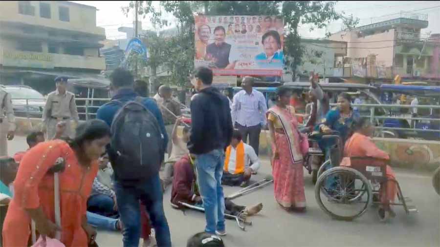 अंतरराष्ट्रीय दिव्यांग दिवस के अवसर पर आज रायपुर पहुंचे दिव्यांग,  6 सूत्रीय मांगों को लेकर सड़क पर