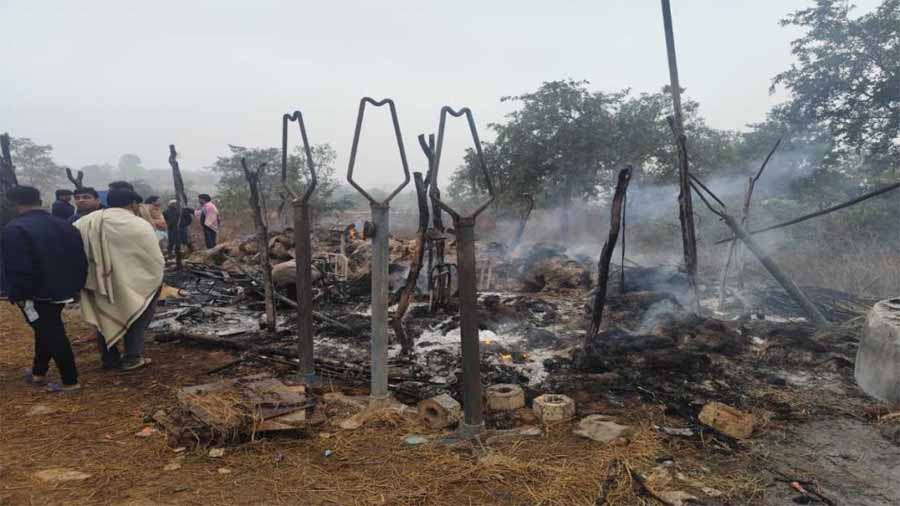 सारंगढ़ में धान उपार्जन केंद्र में लगी भीषण आग सारंगढ़ में धान उपार्जन केंद्र में लगी भीषण आग