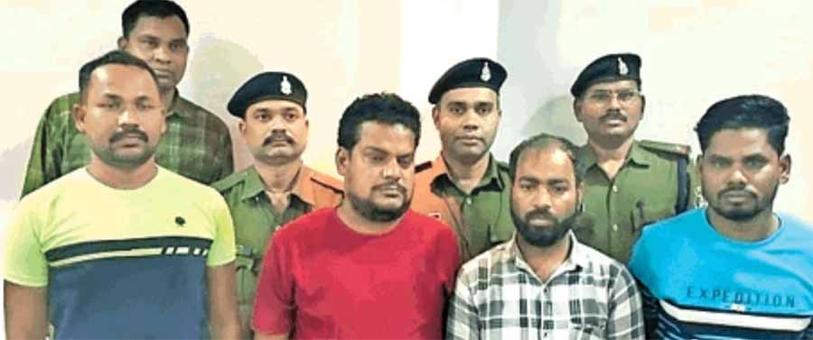 सरकारी विभागों में नौकरी दिलाने का झांसा देकर करोड़ों रुपये की ठगी, 4 आरोपी गिरफ्तार सरकारी विभागों में नौकरी दिलाने का झांसा देकर करोड़ों रुपये की ठगी, 4 आरोपी गिरफ्तार