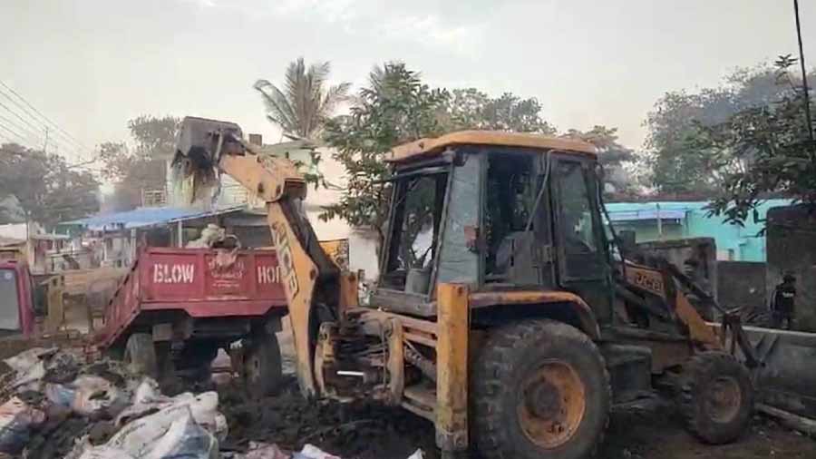 कोयला के अवैध भंडारण पर राजस्व व माइनिंग विभाग की टीम ने एक साथ दी दबिश, 60 टन अवैध कोयला जब्त कोयला के अवैध भंडारण पर राजस्व व माइनिंग विभाग की टीम ने एक साथ दी दबिश, 60 टन अवैध कोयला जब्त