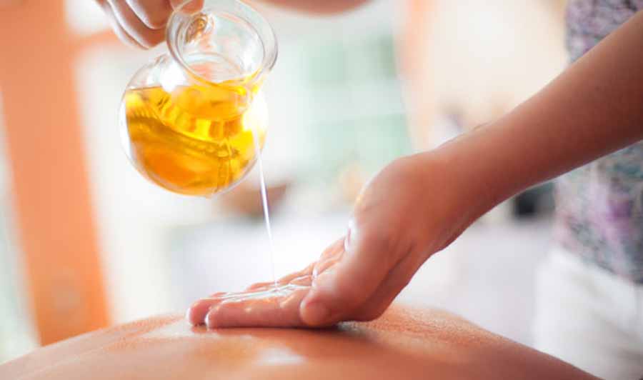 गुनगुने गर्म तेल से मसाज करने के फायदे जानकर दंग रह जाएगे आप गुनगुने गर्म तेल से मसाज करने के फायदे जानकर दंग रह जाएगे आप