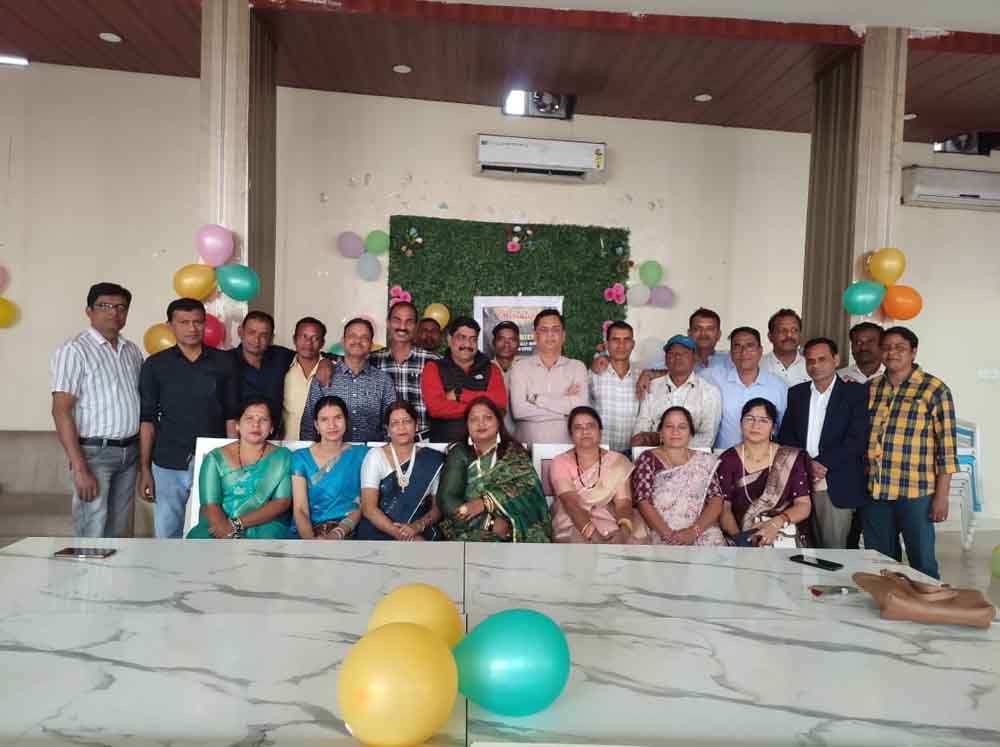 स्कूली शिक्षा के पश्चात लगभग 34 साल बाद मिलन समारोह, एक यादगार पल स्कूली शिक्षा के पश्चात लगभग 34 साल बाद मिलन समारोह, एक यादगार पल