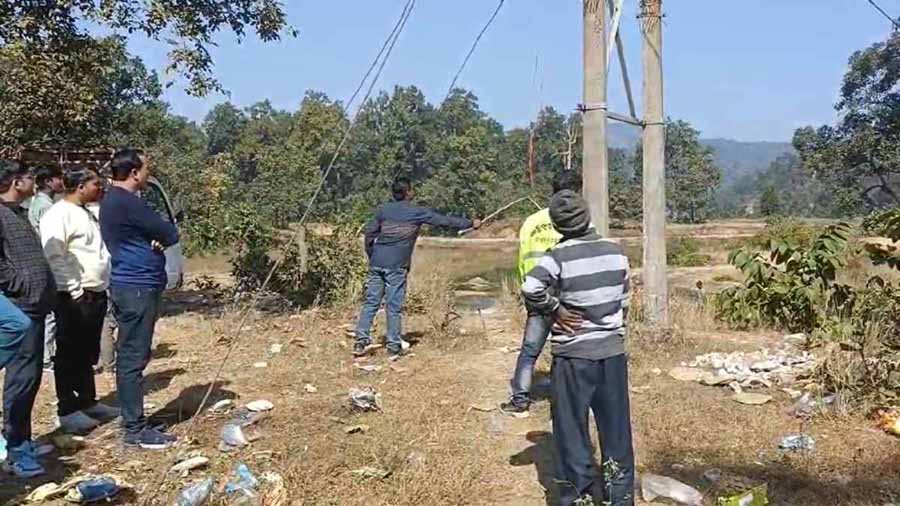 बिजली चोरी कर डीजे चलाना पड़ा भारी, डीजे संचालक पूरी तरह झुलसा बिजली चोरी कर डीजे चलाना पड़ा भारी, डीजे संचालक पूरी तरह झुलसा